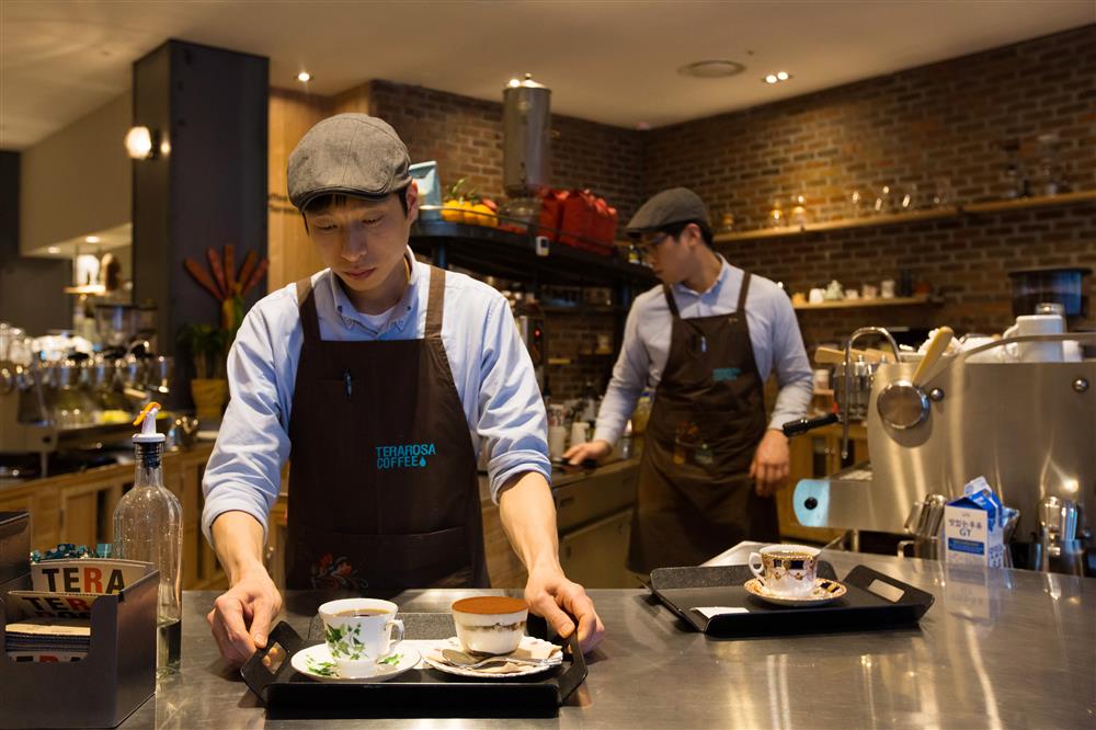 áo thun quán cafe màu nâu
